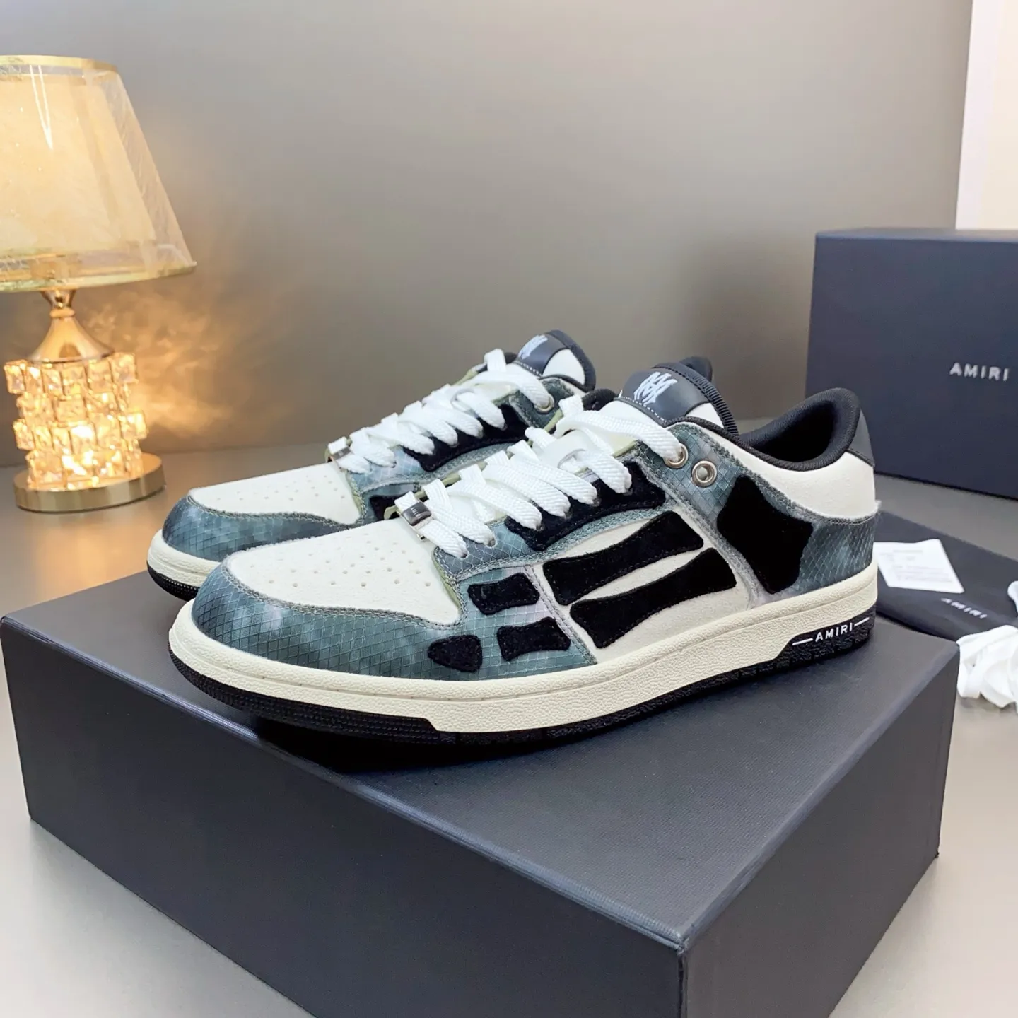 p580🐮🐮AMIRI Couple Style👑 The latest The Pacific Series Couple Style💀🦴Bone Stars Casual Sports Shoes Skateboard Shoes✔️ AMIRI's Pacific shoes are a sneaker that combines luxury and street style. Many celebrities and Internet celebrities have the same style. Its design and workmanship are very exquisite. Made of high-grade cow leather, soft to the touch and highly durable. 💎Fabrics: Original custom imported first-layer cowhide 💎Inner lining: Original customized breathable mesh 💎Foot: Original injection molded one-piece, comfortable, wear-resistant and not tiring for feet 💎Outsole: Original 1:1 molded three-color sole Original outsole 💎Sole thickness: 3CM 💎Size: Female 35-40 Male 39-46 💎Price; Top version 👑Special remarks Remark: (Female size 34 40 . Men's sizes 38 45 46 are customized and cannot be returned or exchanged. Please note when ordering! Thank you🤝🤝